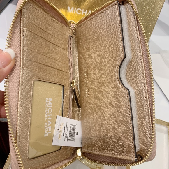 SALE‼️‼️🎄👜💕Michael Kors wristlet Rose Gold - Picture 4 of 4